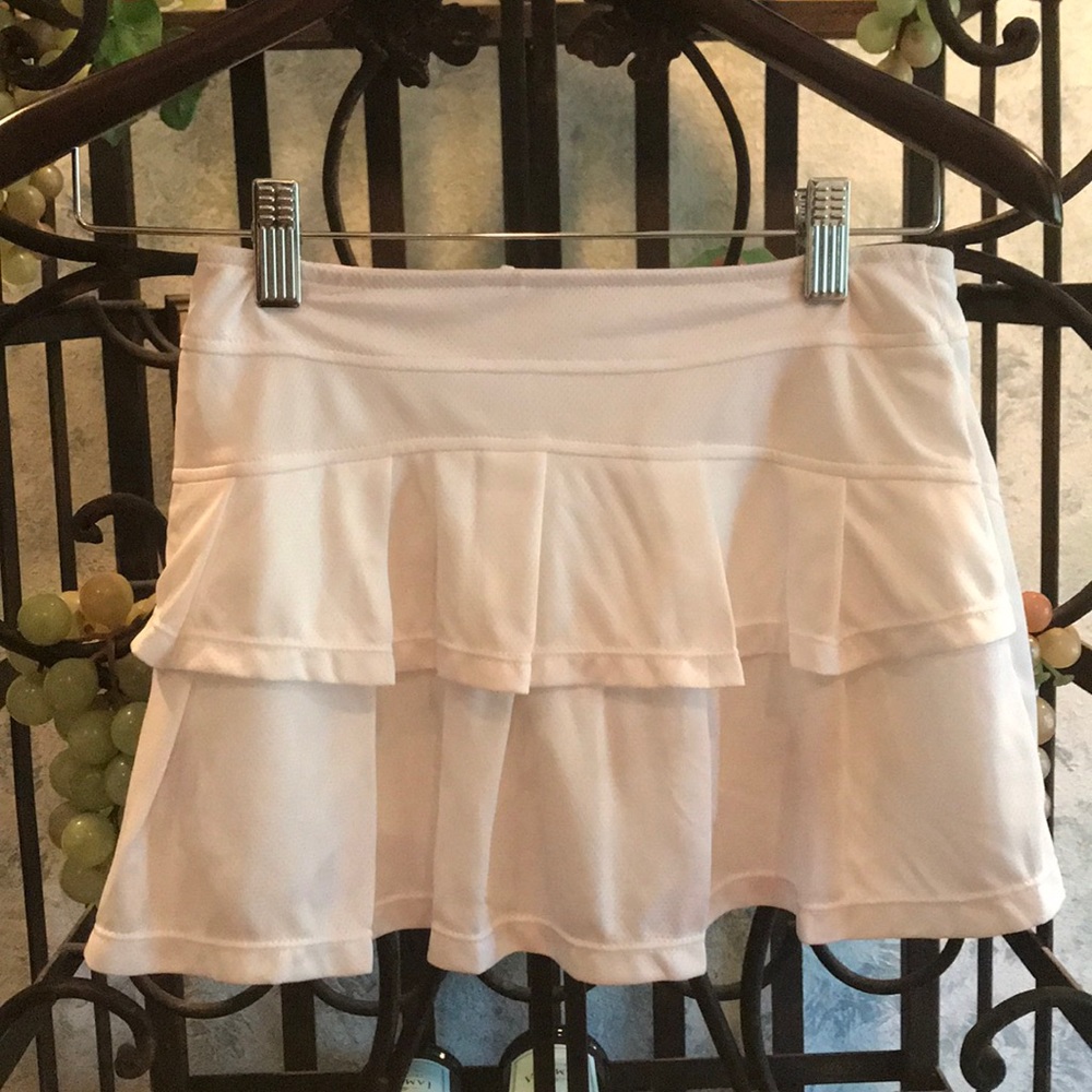 TENNIS SKIRT. White. NEW!! without tags.